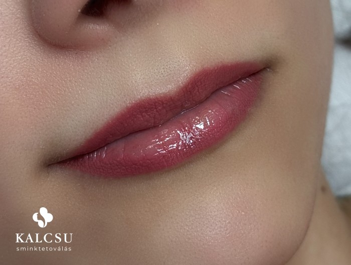 Viktória_ajak_sminktetovalas