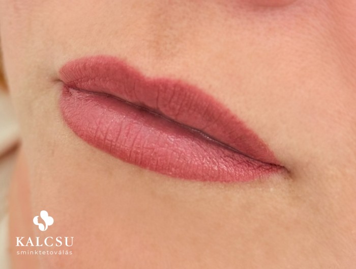 Viktória_ajak_sminktetovalas